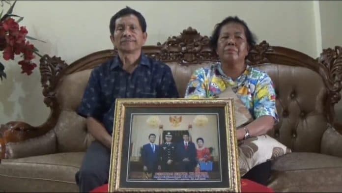 tangis_keluarga_iptu_tomi_marbun_polisi_asal_siantar_hilang_di_papua_barat_presiden_tolong_kami