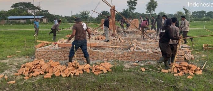 tanpa_perlawanan_petugas_ptpn_ii_kebun_bandar_khalifah_tertibkan_bangunan_liar