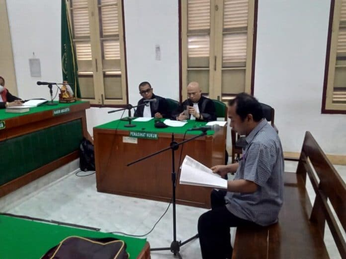 tardakwa_kasus_galvanis_nangis_bacakan_pledoi_mohon_bebaskan_saya