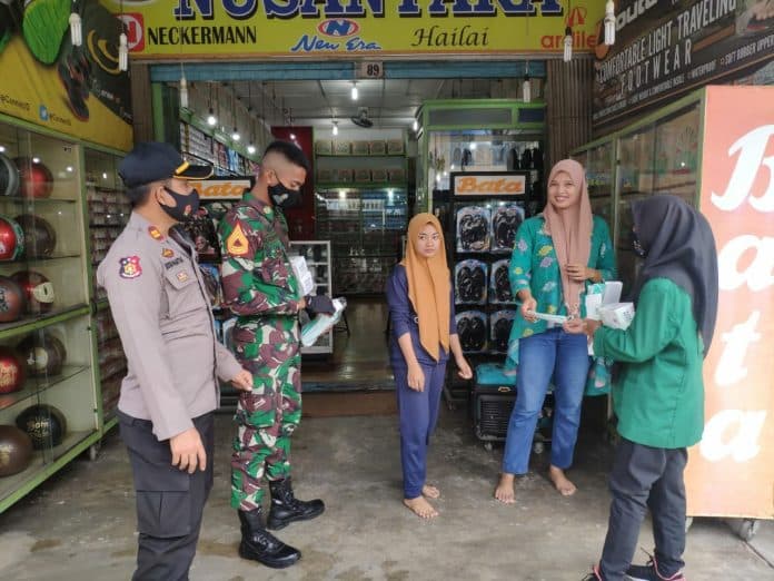 taruna_akmil_dan_akpol_bagikan_masker_di_lubuk_pakam