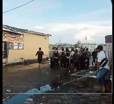 tawuran_memanas_setelah_remaja_tewas_rumah_rusak_dan_dijarah_di_belawan