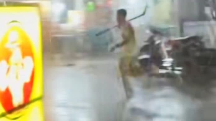 tawuran_saat_hujan_sekelompok_remaja_bawa_sajam_panjang_di_jalan_bromo_medan