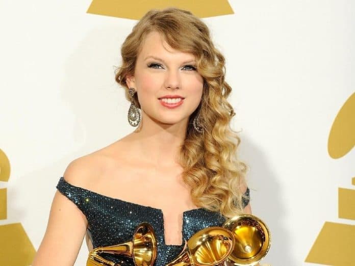taylor_swift_raih_piala_favorite_pop_album_di_ama_2021