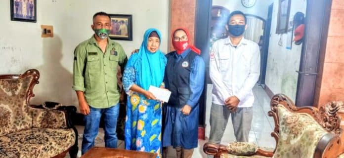 tbr_salurkan_bantuan_donatur_untuk_pengobatan_kinaan_penderita_leukimia
