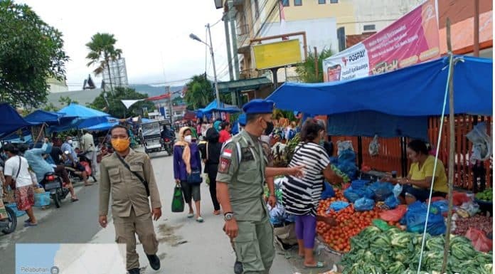 tegakkan_prokes_covid_19_satpol_pp_gelar_operasi_yustisi_di_pasar_tradisional_balige