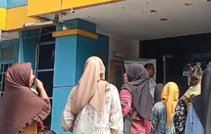 tegangan_listrik_naik_turun_kantor_pln_tebing_tinggi_digeruduk_warga