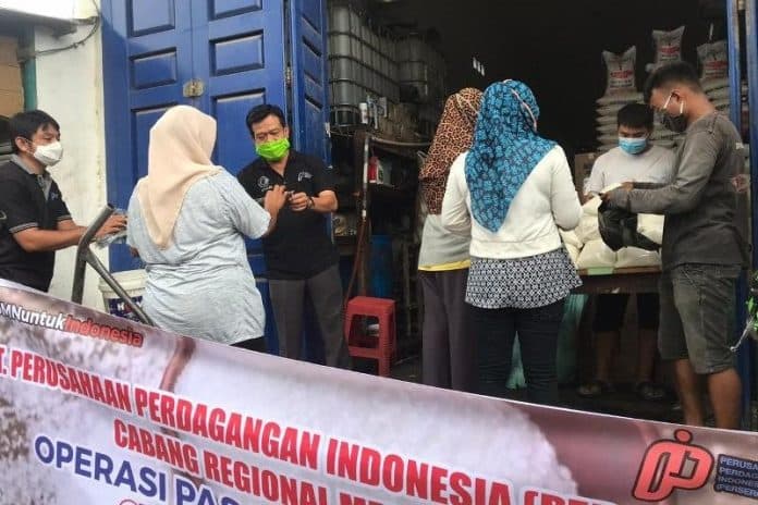 tekan_harga_gula_pasir_pt_ppi_gelar_operasi_pasar_di_medan
