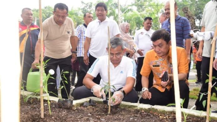 tekan_inflasi_pj_bupati_deli_serdang_launching_gerakan_menanam_cabai_bagi_asn_dan_non_asn
