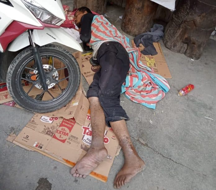 telantar_dalam_kondisi_sakit_di_kaki_lima_seorang_pria_dilarikan_ke_rsu_kabanjahe