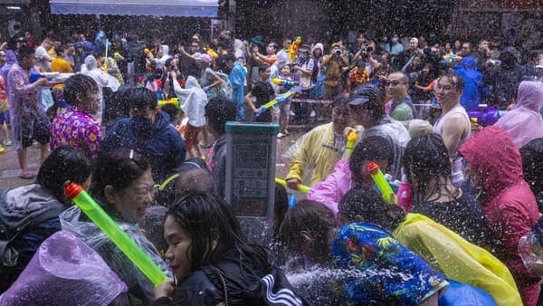 tembak_polisi_dengan_pistol_air_saat_perayaan_songkran_2_pria_di_hong_kong_ditangkap