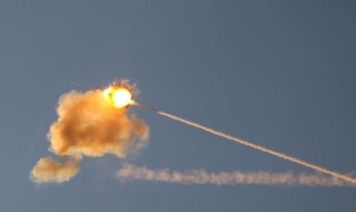 tembakan_roket_palestina_picu_serangan_udara_israel_di_gaza