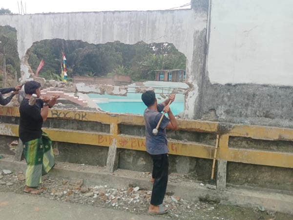 tembok_di_das_dirubuhkan_massa_pemilik_akui_untuk_keamanan_aset_pribadi