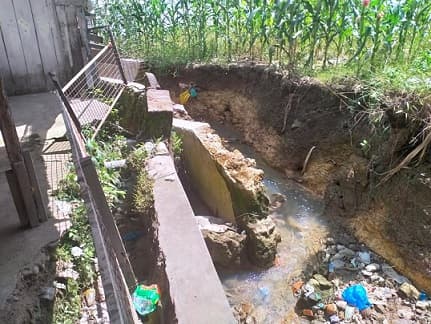 tembok_penahan_parit_dibiarkan_ambruk_rumah_warga_tomuan_terancam_roboh