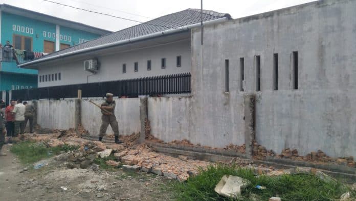 tembok_yang_halangi_pintu_masuk_pemukiman_warga_di_sunggal_dirobohkan