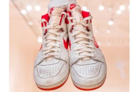 tembus_rekor_lelang_sepatu_kets_michael_jordan_terjual_rp21_miliar