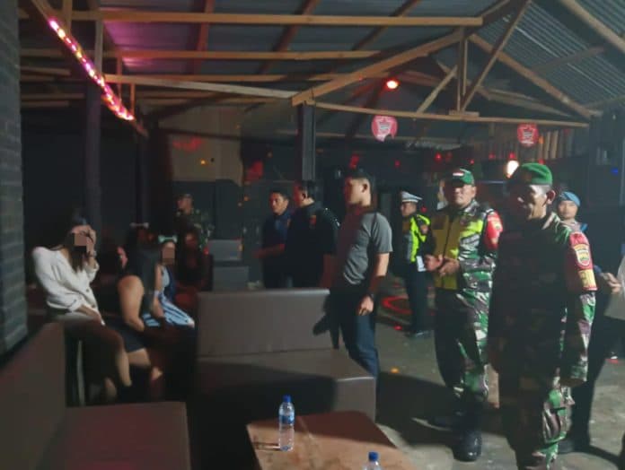 tempat_hiburan_malam_tak_berizin_dirazia_polisi_amankan_9_waiters_tidak_memiliki_identitas