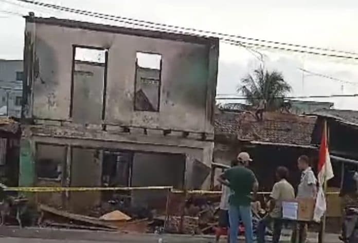 tempat_usaha_jok_dan_kaca_di_lubuk_pakam_hangus_terbakar