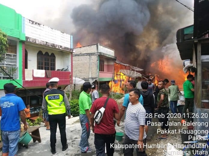 tempo_3_jam_belasan_rumah_di_humbahas_ludes_terbakar