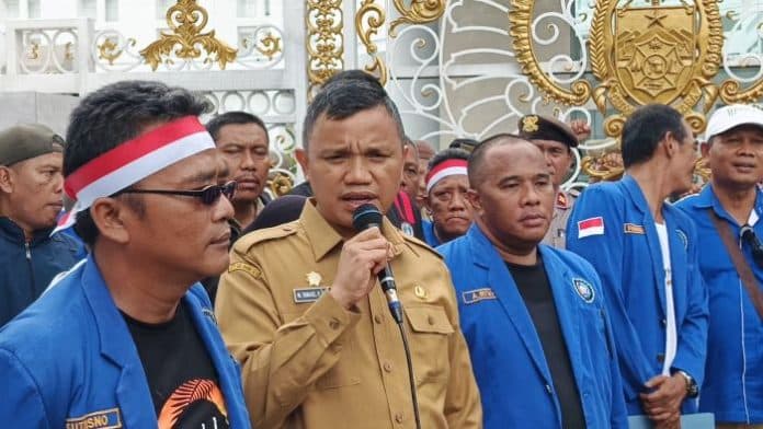 temui_massa_buruh_saat_aksi_di_kantor_gubernur_begini_kata_kadisnaker_sumut