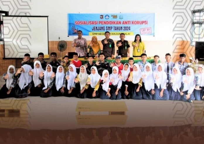temui_pelajar_kejari_tanjung_balai_sosialisasikan_pendidikan_anti_korupsi