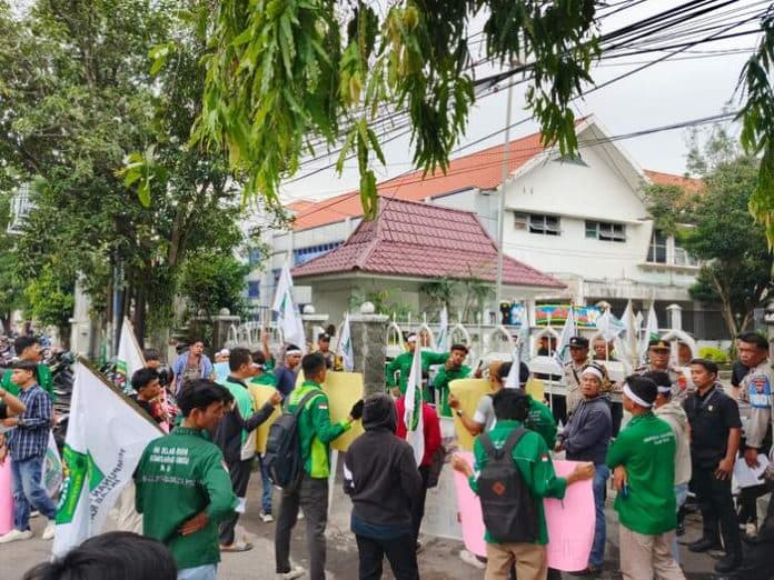 temukan_masalah_kelompok_mahasiswa_geruduk_disdik_sumut_di_hardiknas_2024