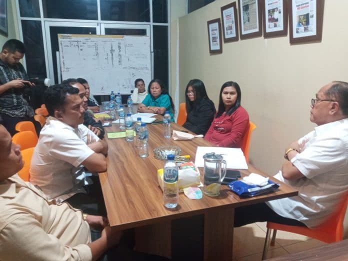 tenaga_kependidikan_di_dairi_mengadu_ke_dpr_ri