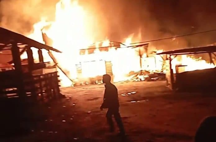 tengah_malam_tiga_unit_rumah_di_silombu_toba_hangus_terbakar