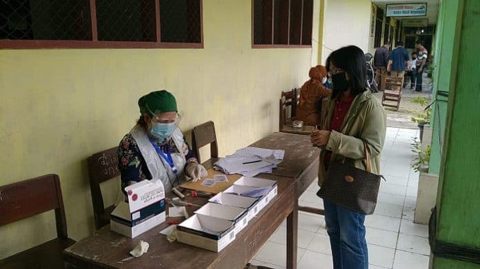 terapkan_prokes_petugas_kpps_dan_linmas_ikuti_rapid_test