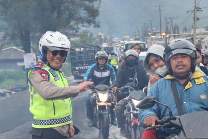 terbang_ke_kabupaten_karo_kapolda_sumut_atur_lalu_lintas_di_lokasi_banjir_jalur_berastagi_medan