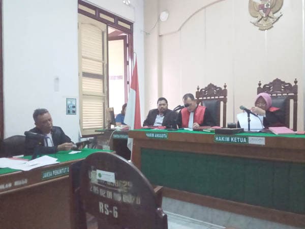 terbukti_jadi_kurir_10_kg_sabu_okvi_rinaldi_selamat_dari_hukuman_mati