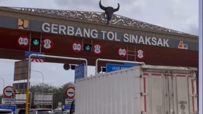 tercatat_65562_ribu_kendaraan_keluar_dari_pintu_tol_sinaksak_saat_liburan_tahun_baru_2025