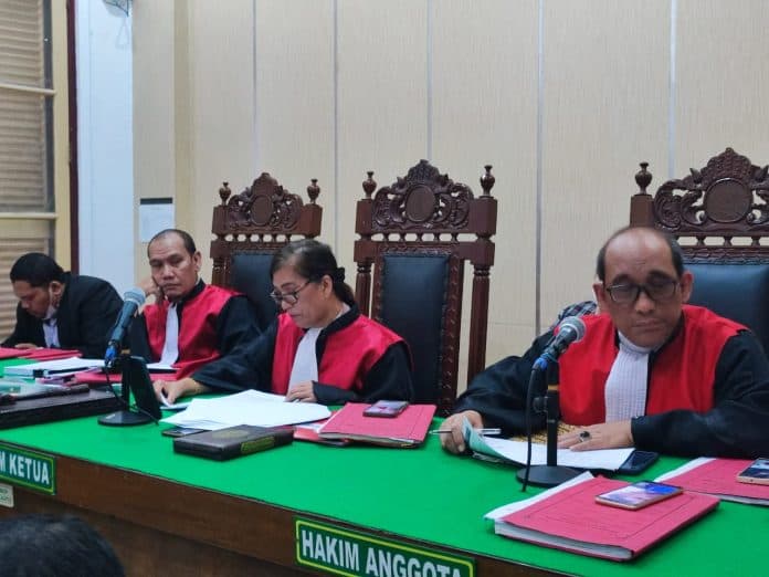 terdakwa_penggelapan_mobil_sin_guan_divonis_25_tahun_sang_istri_histeris