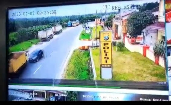 terekam_cctv_laga_kambing_mobil_dan_truk_di_depan_polres_asahan