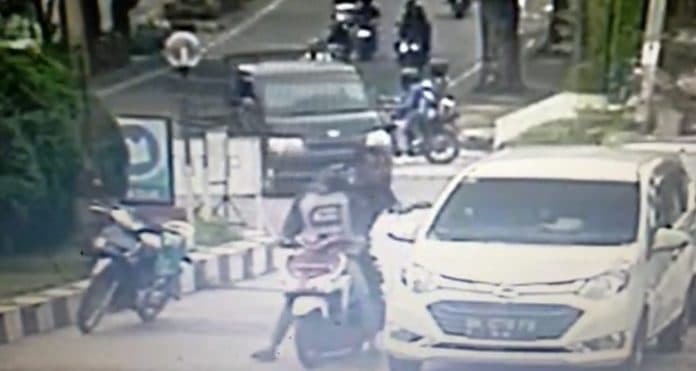 terekam_cctv_maling_hp_beraksi_di_spbu_jalan_ahmad_yani_siantar
