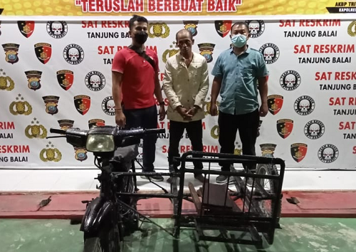 terekam_cctv_pencuri_becak_barang_di_kantor_dinsos_tanjungbalai_diciduk