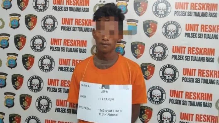 terekam_cctv_polisi_tanjung_balai_tangkap_pembobol_rumah_kurang_dari_6_jam