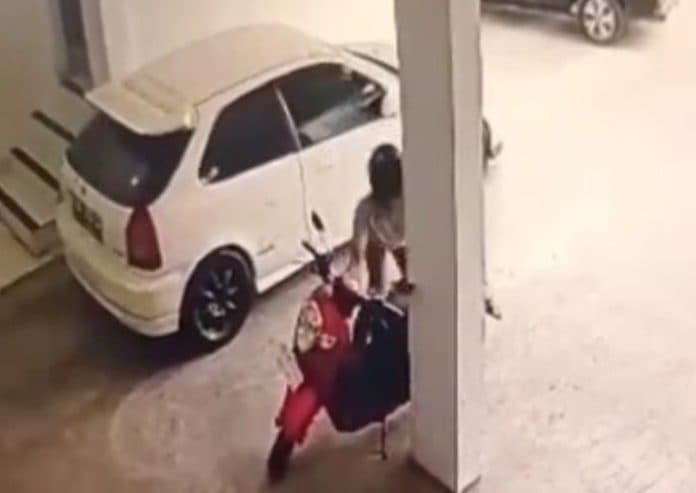 terekam_cctv_saat_hendak_curi_sepeda_motor_pelaku_gagal_beraksi