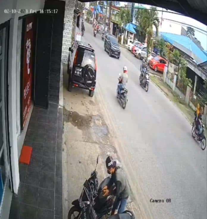 terekam_cctv_tiga_pria_diduga_gondol_sepeda_motor_di_klinik_kecantikan_gaperta_medan