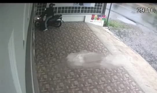 terekam_kamera_cctv_pria_di_medan_buang_bayi_di_emperan_ruko