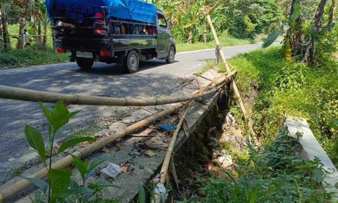 tergerus_air_beram_jalan_sidamanik_di_tigabolon_terancam_amblas