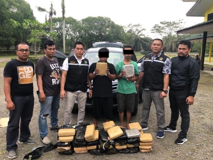 tergiur_upah_rp15_juta_dua_warga_jawa_barat_pikul_58_bal_ganja_ke_stabat