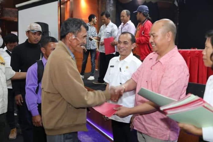 terharu_bupati_tapanuli_utara_berikan_hadiah_natal_akte_notaris_kepada_444_kelompok_tani