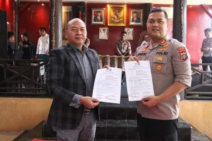 terima_bantuan_komputer_perangkat_tilang_dari_bupati_taput_kapolres_tak_ada_lagi_sinetron_polisi_cari_cari_perkara_di_jalanan