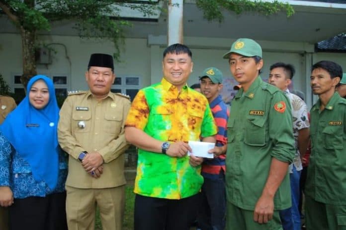 terima_insentif_kader_posyandu_dan_linmas_labura_harus_solid