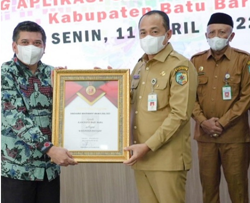 terima_penghargaan_iga_2021_bupati_batu_bara_launching_aplikasi_sibada