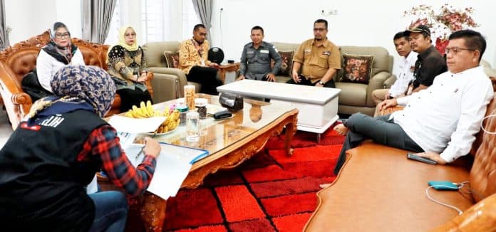 terima_petugas_coklit_bupati_simalungun_minta_masyarakat_sampaikan_data_secara_terbuka