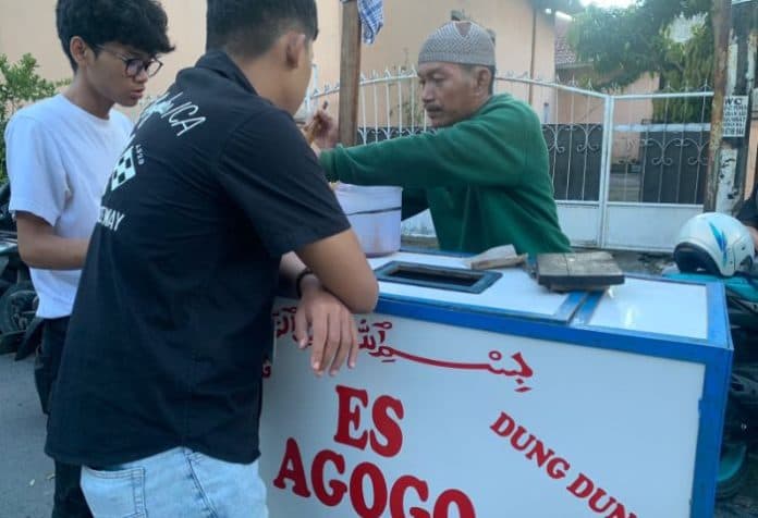 terinspirasi_dari_kegemaran_anak_pria_ini_gigih_jualan_es_agogo