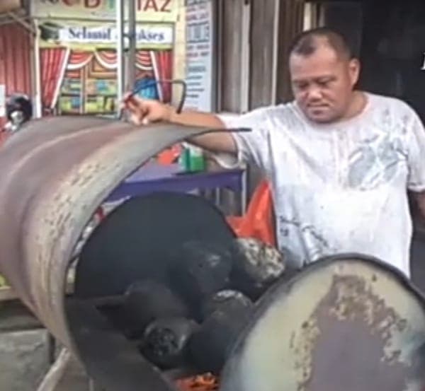 terinspirasi_pasca_sakit_maag_warga_gunungsitoli_bisnis_kelapa_muda_bakar_viral
