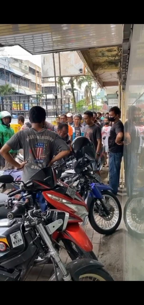 terjatuh_2_kawanan_jambret_babak_belur_dimassa_warga_di_pasar_baru
