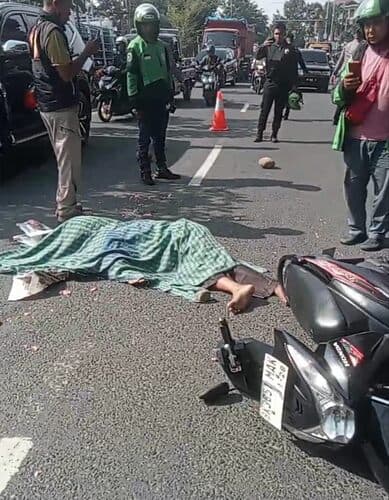 terjatuh_dan_terlindas_ban_mobil_bus_pria_lansia_tewas_di_tempat